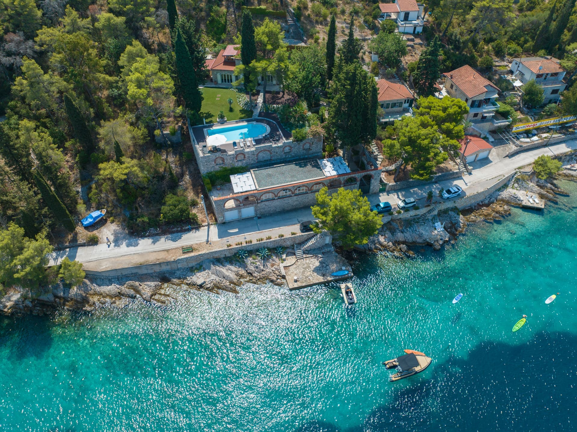 Privater Steg der Villa Šolta am Ufer der Adria